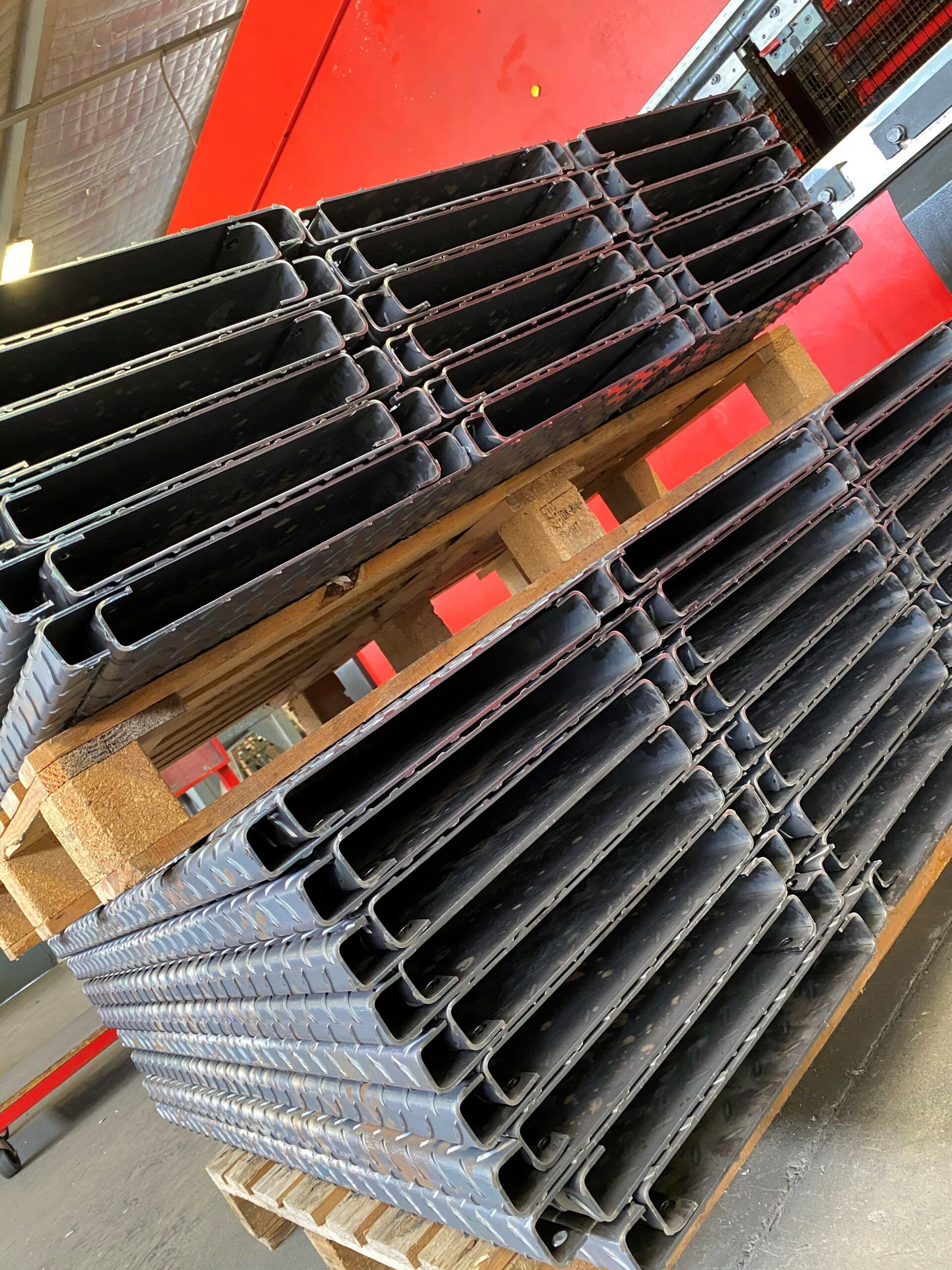 Marches escalier en acier découpé laser et pliage