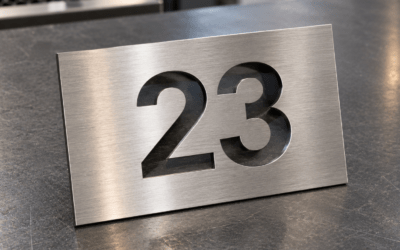 Comment choisir entre inox brut et inox brossé pour votre numéro de maison découpé au laser ? Guide comparatif des finitions et usages